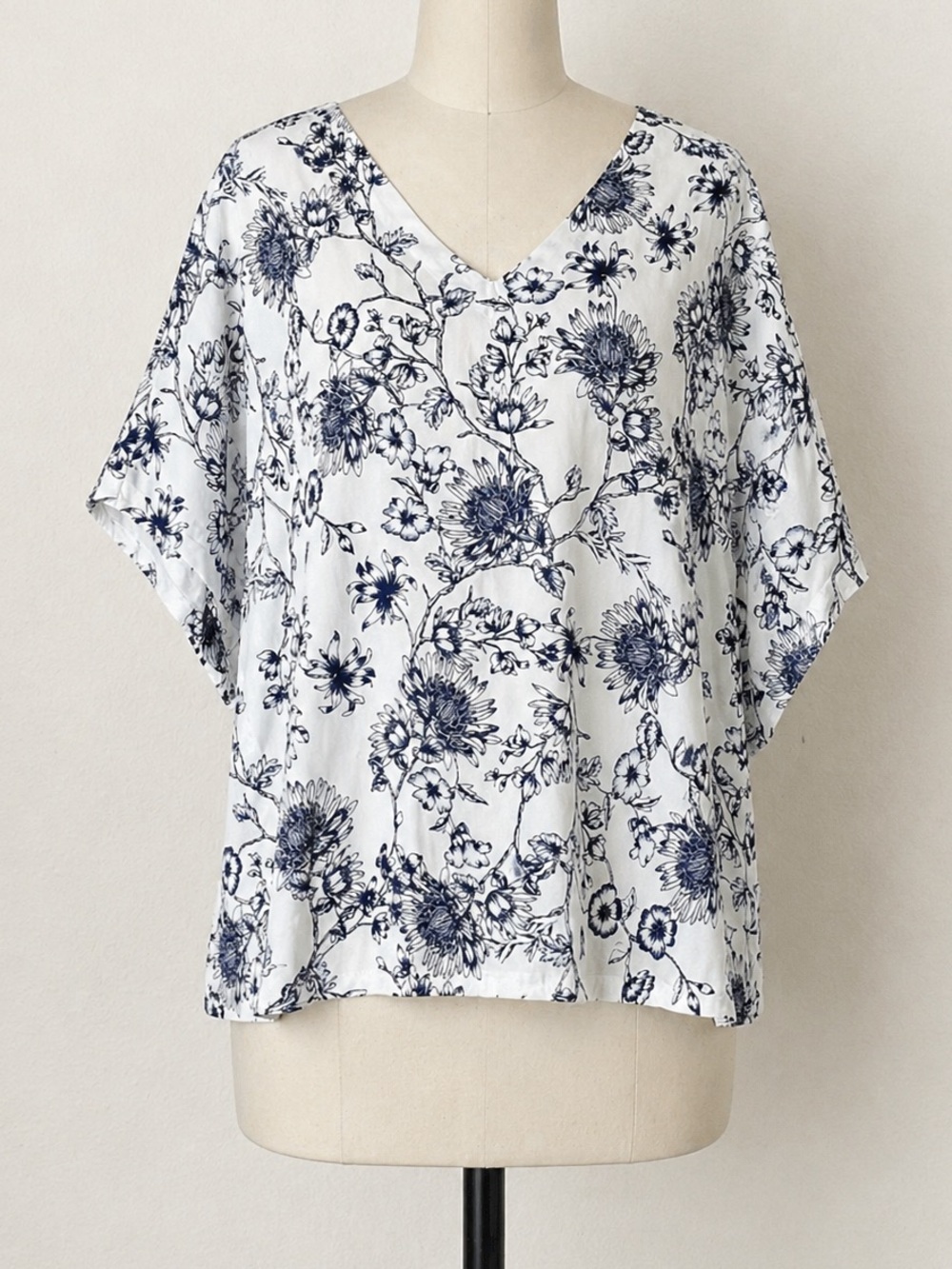 CHICO'S Flowy Poncho Blouse L XL Floral Toile Boxy Summer Travel Work Blue White